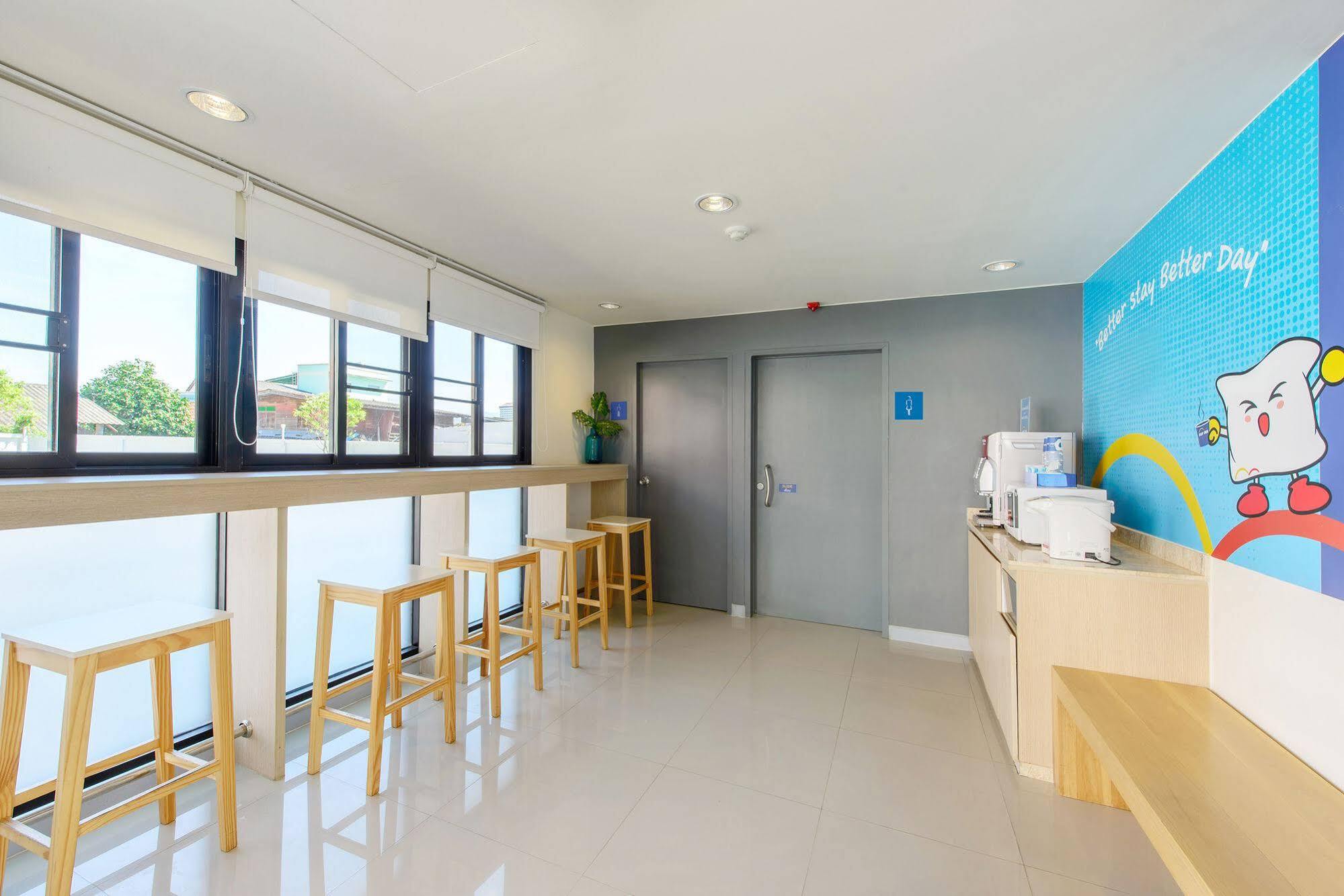Hop Inn Szakonnakhon Kültér fotó